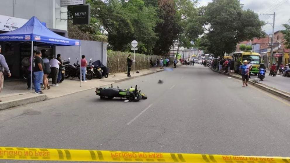 Motociclista es decapitado por cable luz que se desprendió por el paso de un tractocamión