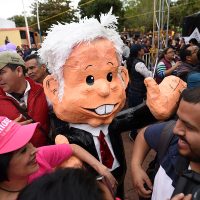 AMLO ataja: busco diálogo con la gente, no voy a polemizar con Salinas, Meade, Fox, Anaya, Peña...