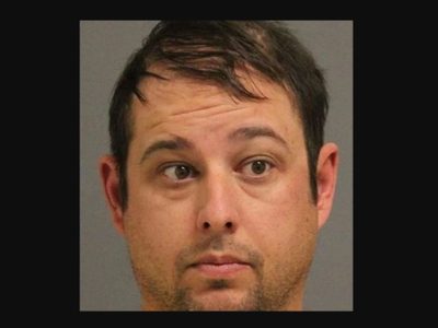 Hombre intenta estrangular a reportero y le grita: "Ahora esta, es la América de Trump"