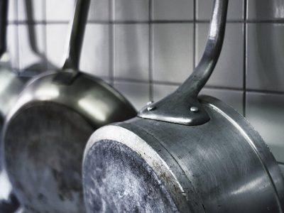 No compres unas nuevas: el truco de las abuelas para dejar tus ollas sin una sola mancha de grasa en minutos