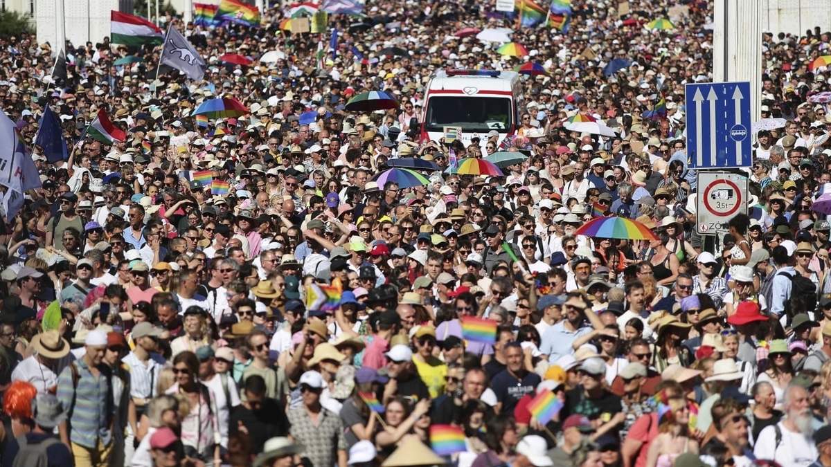 Cien mil personas marchan en el Orgullo de Budapest en abierto desafío a la prohibición húngara