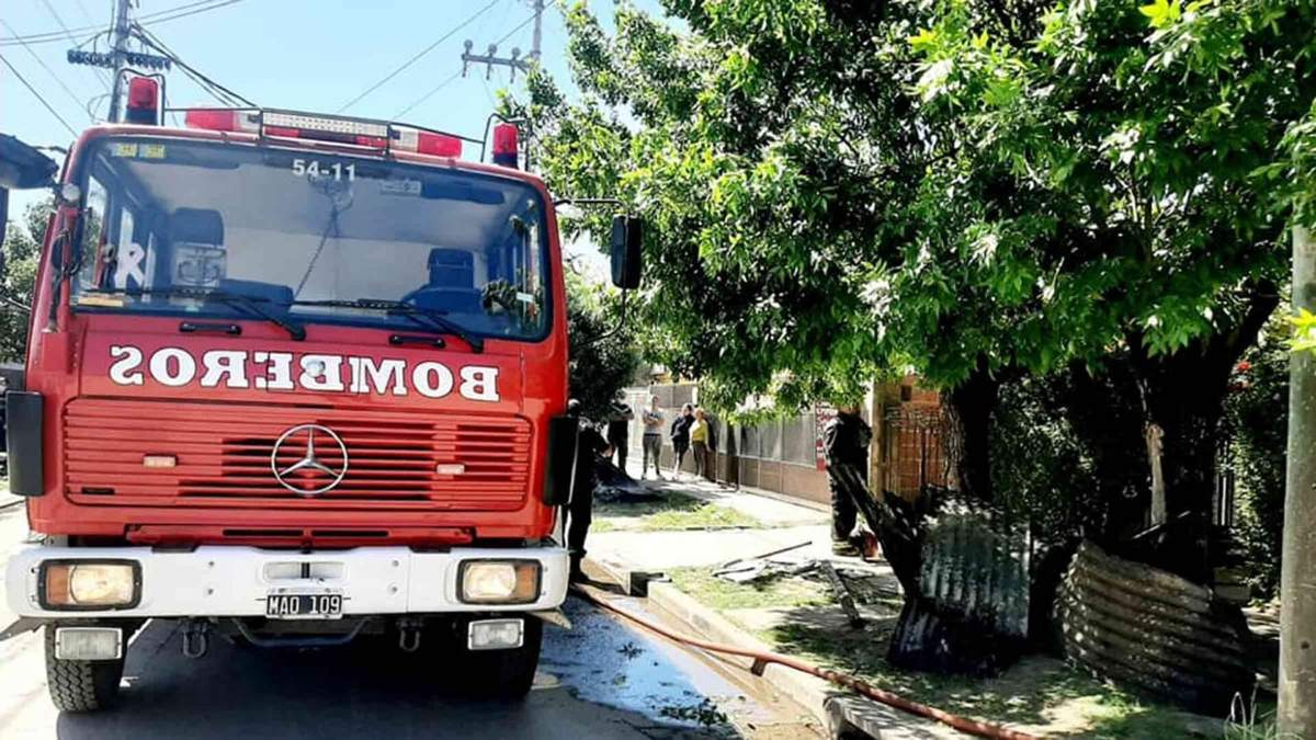 Para controlar el fuego, los bomberos de Centenario se dirigieron a Vista Alegre. Fuente: (Twitter)