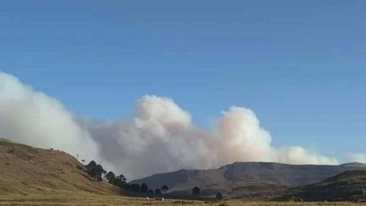 El incendio en el país vecino está a tres kilómetros del límite fronterizo. Fuente: (Facebook)