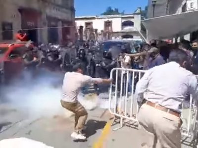 Desalojan a habitantes de Santiago Xiacuí que bloquearon el Palacio de Gobierno de Oaxaca