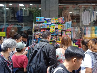 Padres de familia abarrotan las calles del Centro Histórico para comprar los útiles escolares