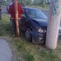 Conducía borracho y sin papeles cuando estrelló su auto contra un poste de cemento en Centenario