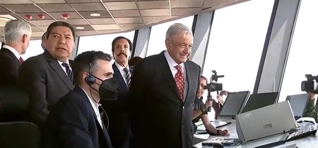 El presidente y su comitiva durante la revisión de los trabajo de operación del AIFA