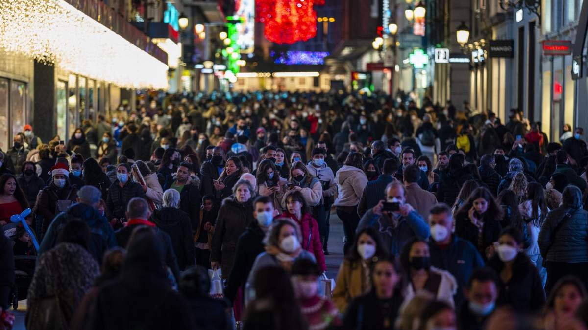 Muchas personas usan barbijo en la calle en el centro de Madrid, España.