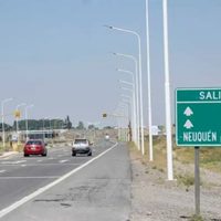 Milei delegó a Neuquén el manejo de las rutas 22 y 242: habrá peajes y puestos de pesaje