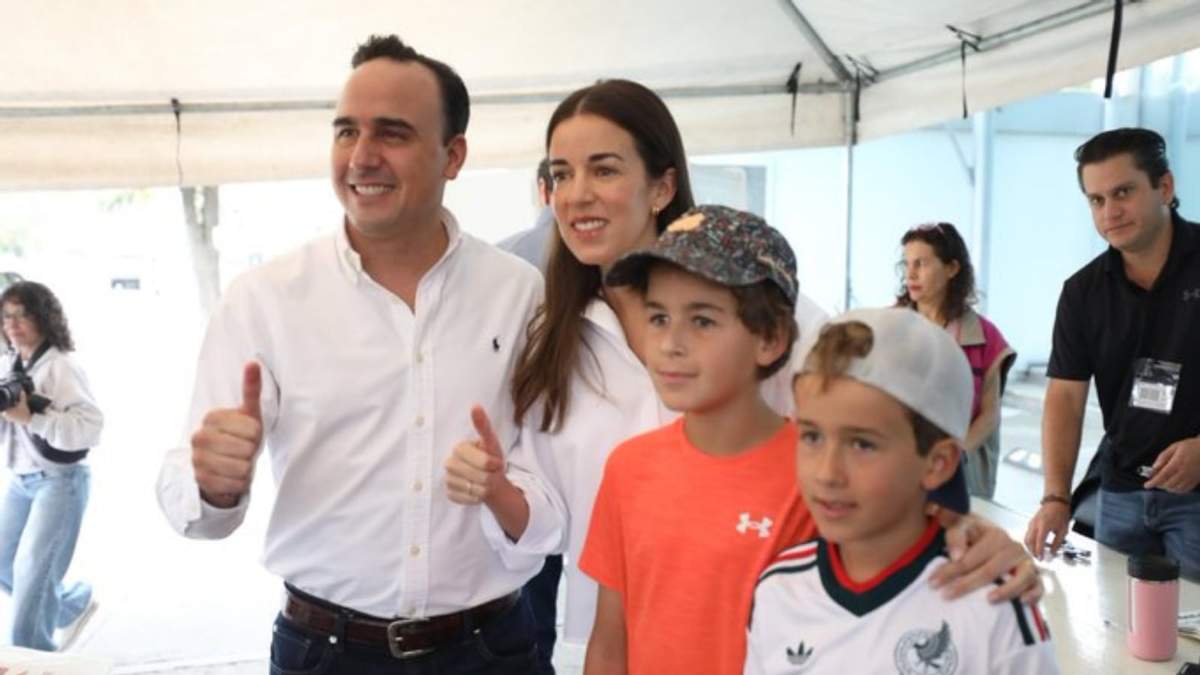 El gobernador de Coahuila, Manolo Jiménez Salinas mostró que fue a votar