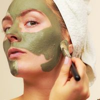 Con solo 3 ingredientes, la mascarilla "mágica" para tener una piel luminosa y de porcelana