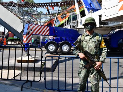 Entre curiosos y bajo resguardo militar siguen labores para retirar vagón siniestrado del Metro