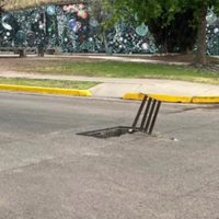 La rejilla rota en Maipú que pone en jaque la seguridad vial