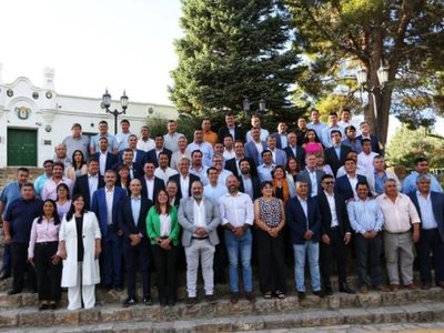 Provincia, municipios y comisiones de Fomento firmaron un nuevo pacto de gobernanza