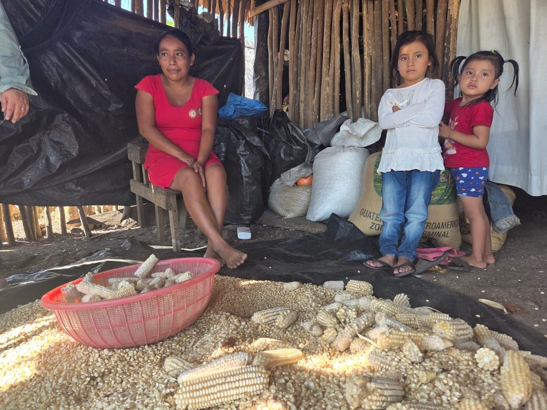 Lucía Cob y sus hijas luego de moler el nixtamal.  Foto Claudia V. Arriaga Durán