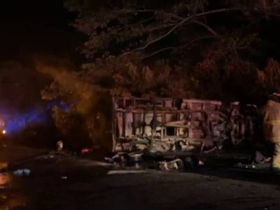 Mueren tres migrantes hondureños en el sur de Veracruz al volcar la camioneta en que viajaban