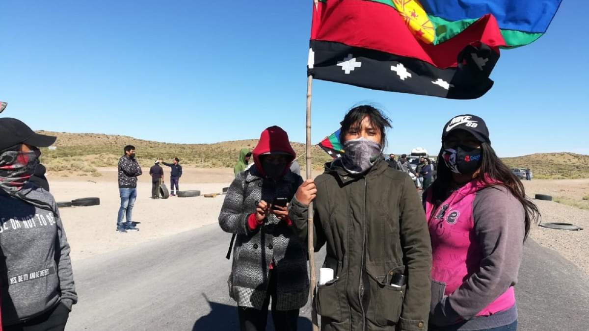 Jóvenes integrantes de la comunidad Gelay Co cortando Ruta Nacional 22. Fuente: (Twitter)