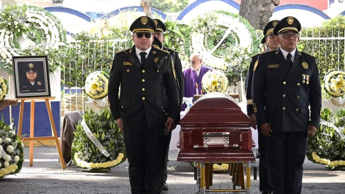 La guardia de honor al policía asesinado