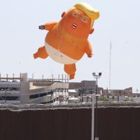 Trump supervisa construcción del muro en Calexico; activistas protestan con 'globo-bebé”