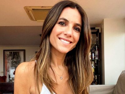 María Belén Ludueña mantiene la elegancia y el estilo con su colección de bikinis