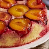 Torta invertida de ciruelas: con simples pasos, subí el nivel de una receta tradicional y sorpendé