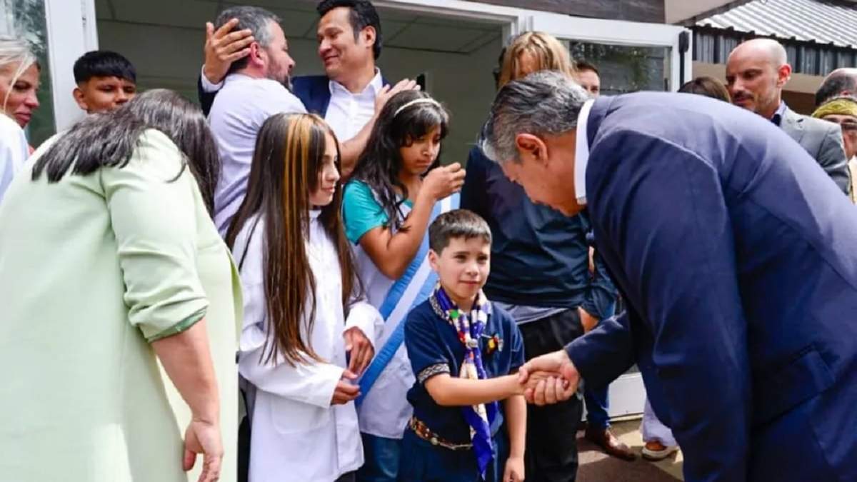 El gobernador en la inauguración de la escuela de Lago Hermoso. Fuente (Neuquén Informa)