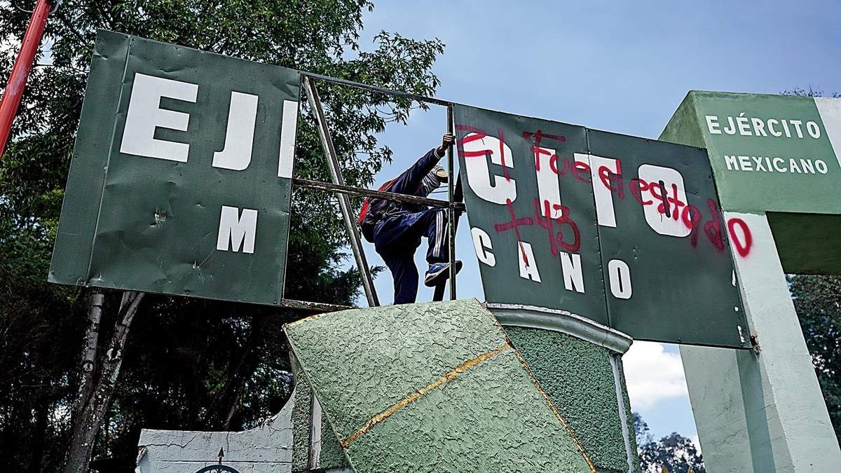 Protesta de padres de los normalistas el pasado viernes 23