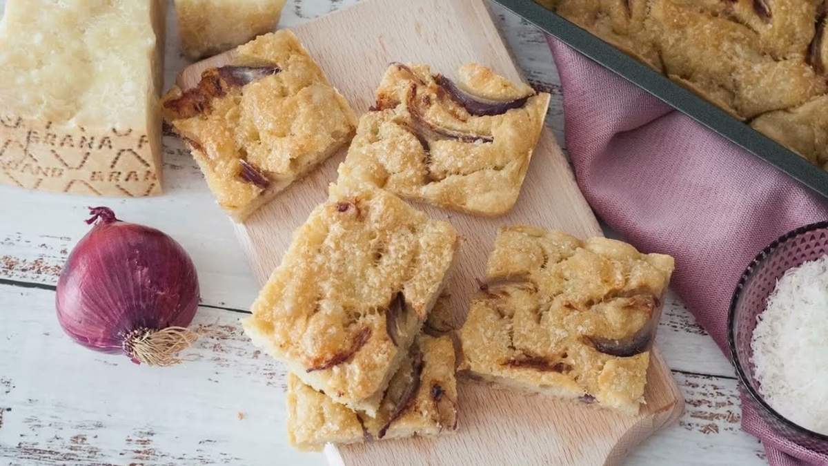 Cómo hacer una rica focaccia de cebolla y queso sin gluten. Fuente: (X)