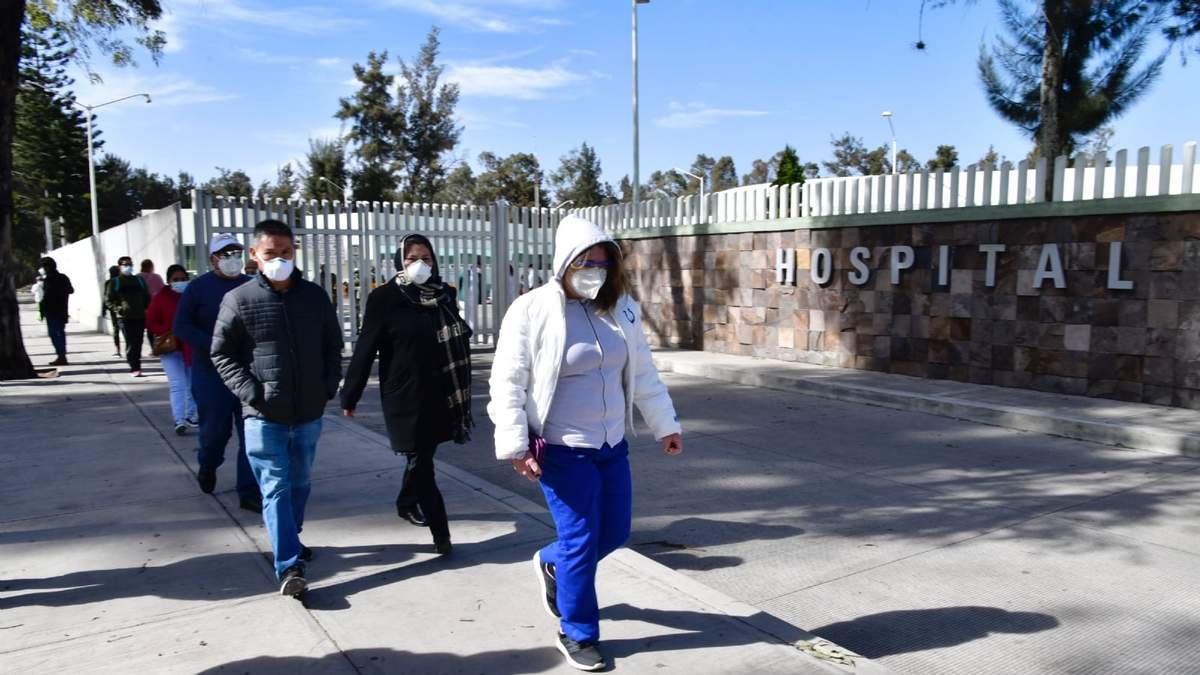 Aspectos de personas afuera del hospital militar,