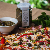 Chimichurri casero: llevá a otro nivel tus pizzas con esta receta que dura hasta 3 semanas en la heladera