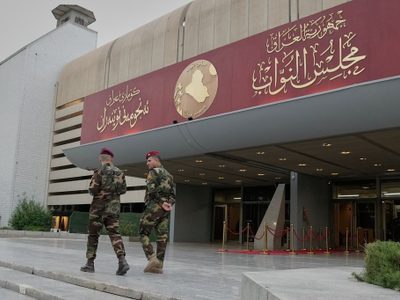 En medio de secuelas de la guerra, Irak elige al kurdo Nizar Amidi como su presidente