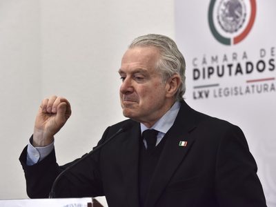 Creel pide mano para registrarse como candidato presidencial