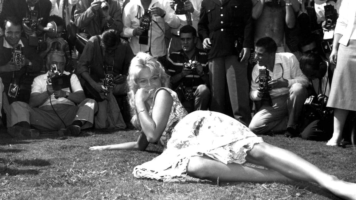 La actriz francesa Brigitte Bardot posa para los fotógrafos en el césped del jardín del Hotel Excelsior, el 2 de septiembre de 1958, en el Lido de Venecia, Italia