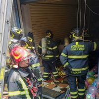 Incendio en bodega del Centro de la CDMX deja 22 bomberos intoxicados