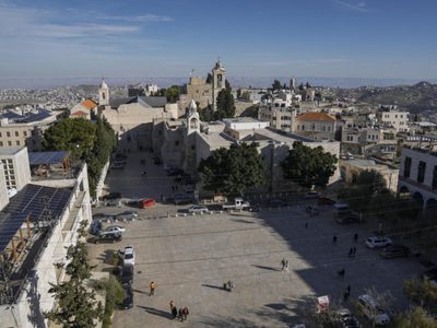 Belén se prepara para Navidad apagada y suspende celebraciones por guerra en Gaza