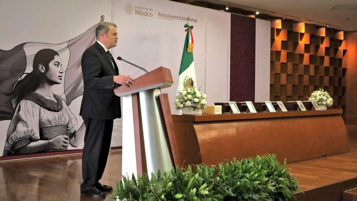 Entrega de las urnas a los familiares en las instalaciones de la SRE