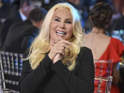 ¡Emplumada y de fiesta! Susana Giménez compartió una fotografía retro con un famoso actor. ¡Qué top!