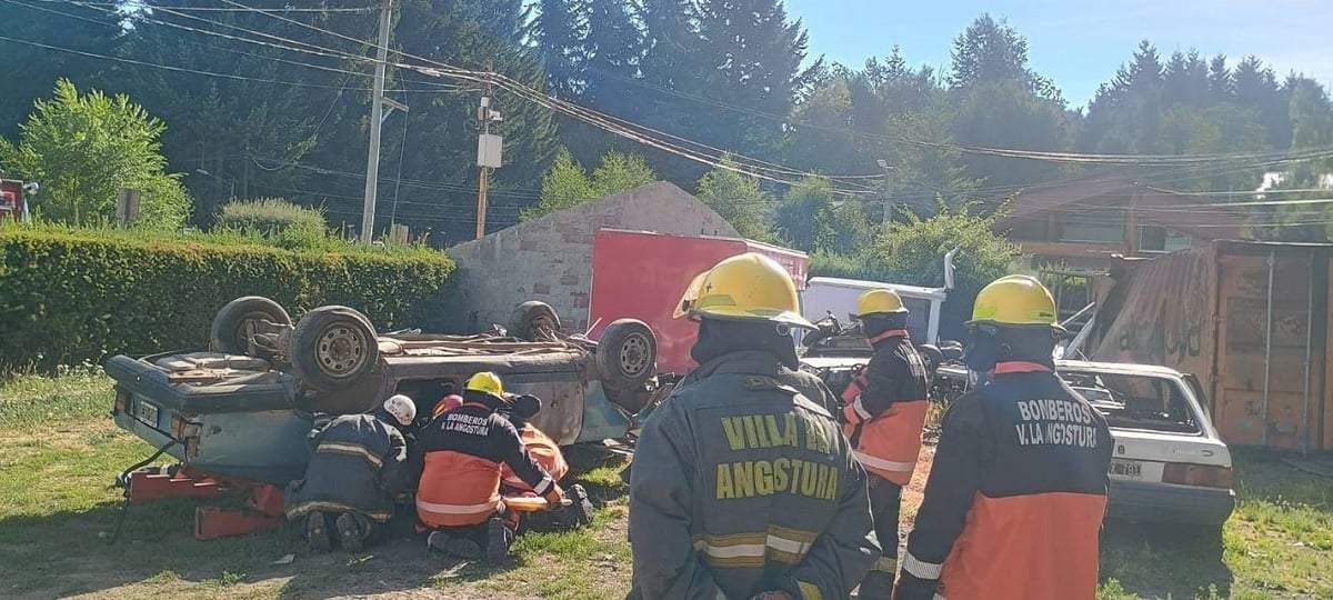 Bomberos de Villa La Angostura lanzaron una campaña solidaria para adquirir nuevo equipamiento. Fuente (Facebook)
