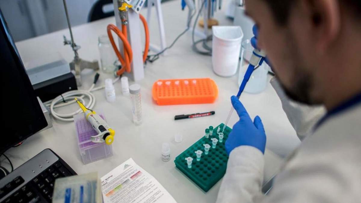 Intenso trabajo de los laboratorios clínicos ante el coronavirus. Fuente: (Twitter)