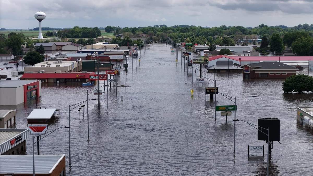 Millones se preparan para más calor en EU mientras reportan inundaciones en la región centro norte