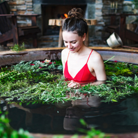 Con plantas que tenés en tu jardín, prepará este baño de sal, ideal para mejorar tu salud y alejar las malas vibras