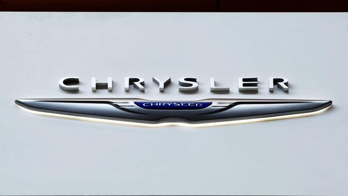 El logotipo de Chrysler se exhibe en el Foro Internacional del Automóvil de Pittsburgh, el 11 de febrero de 2016