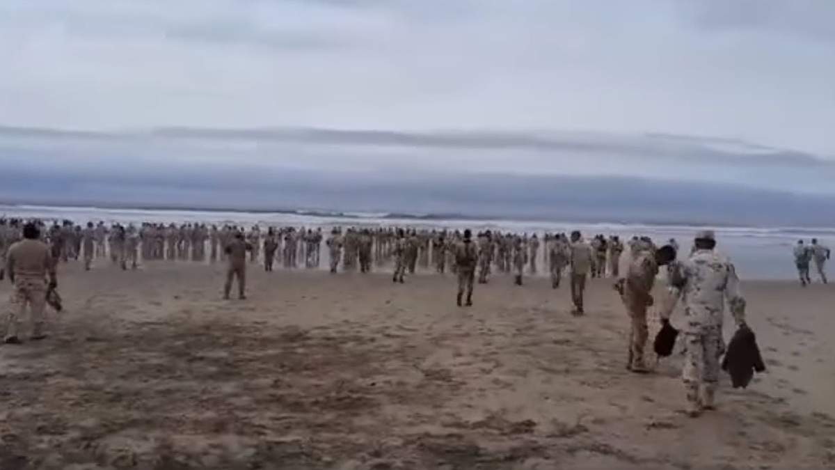 Soldados entran al mar en Ensenada