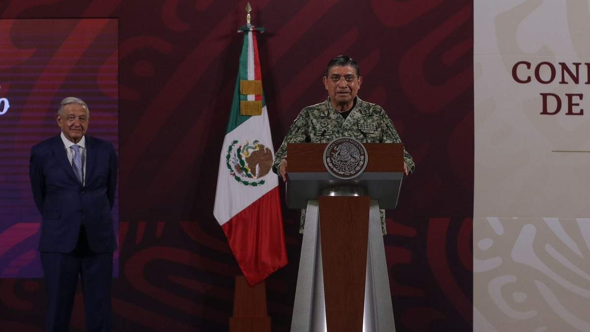 El presidente Andrés Manuel López Obrador y Luis Cresencio Sandoval, titular de la Sedena, en la mañanera del 18 de mayo de 2023