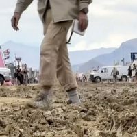 Asistentes a festival Burning Man inician éxodo tras quedar varados por lluvias y pérdida de una vida