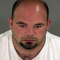 Detienen a líder del Ku Klux Klan en Virginia por embestir a manifestantes