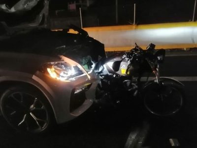 Acusan a consejera de Morena en Coacalco de atropellar a dos jóvenes en la Autopista del Sol