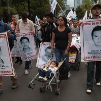 Padres de los 43 exigen con plantón ser recibidos en la Cámara de Diputados