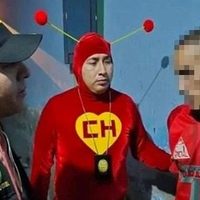Policía de Perú captura a seis narcomenudistas disfrazado del Chapulín Colorado (Video)