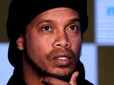 ¿Todo falso? Ronaldinho enfrenta uno de los peores momentos de su vida